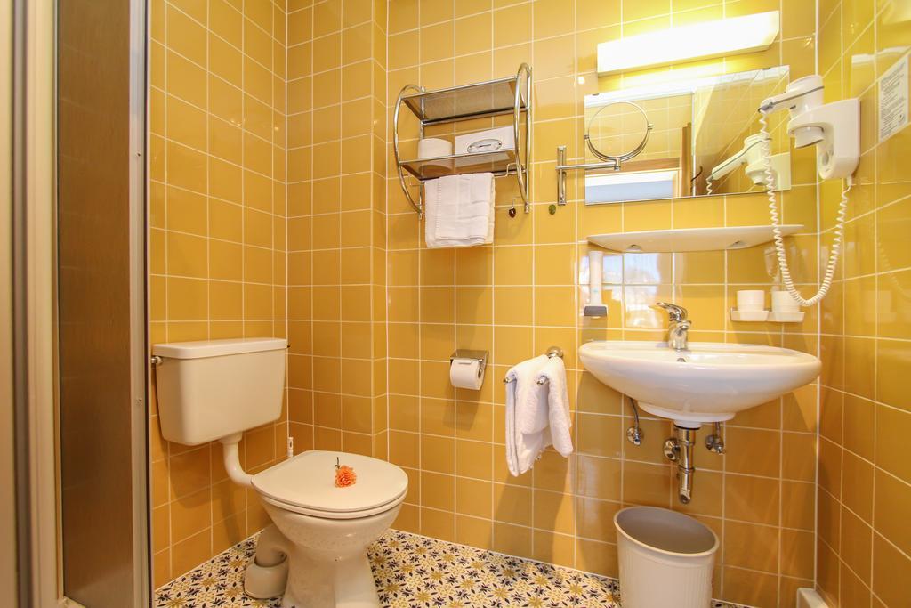 Hotel Tiroler Adler - Bed And Breakfast Вайдринг Екстериор снимка