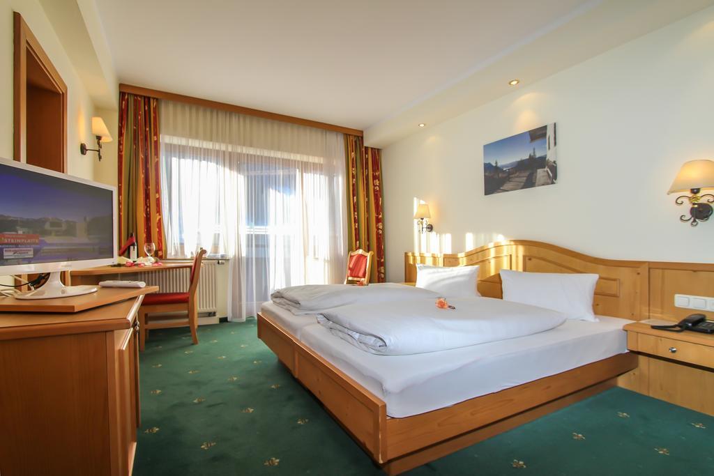 Hotel Tiroler Adler - Bed And Breakfast Вайдринг Екстериор снимка