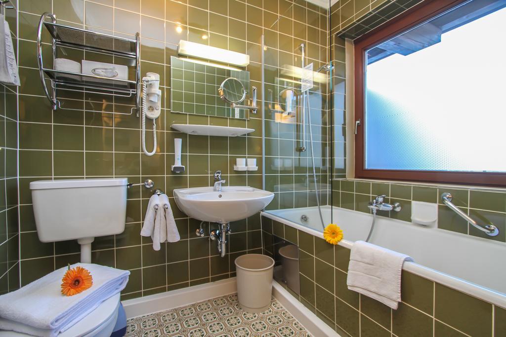 Hotel Tiroler Adler - Bed And Breakfast Вайдринг Екстериор снимка